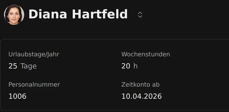 Mitarbeiterseite mit Wochenstunden, Urlaubstagen, Personalnummer und Zeitkonto-Saldo