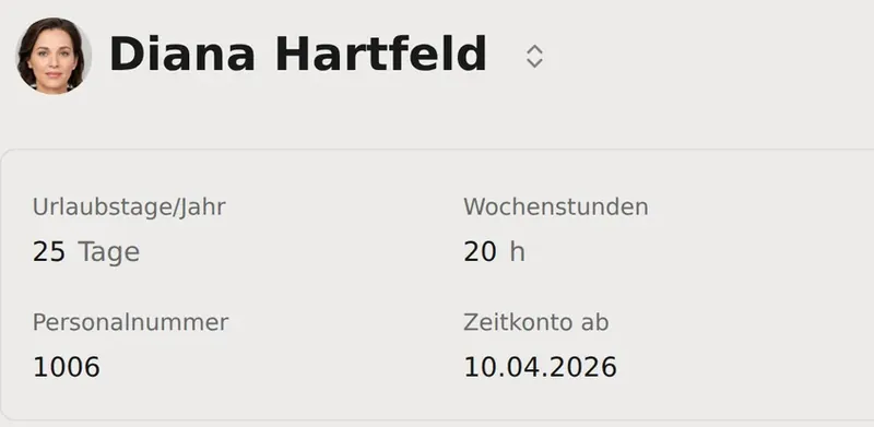 Mitarbeiterseite mit Wochenstunden, Urlaubstagen, Personalnummer und Zeitkonto-Saldo